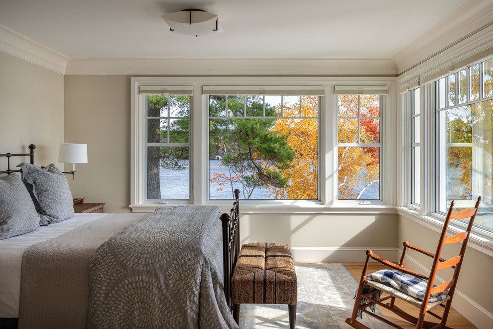 Maritimes Schlafzimmer ohne Kamin mit grauer Wandfarbe und hellem Holzboden in Boston