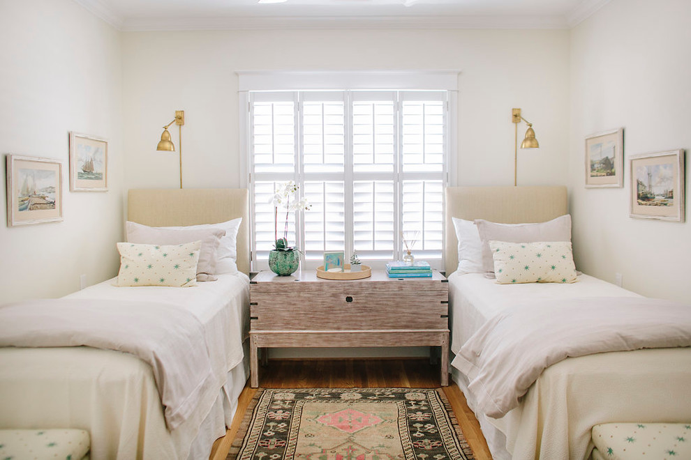 Maritimes Gästezimmer mit weißer Wandfarbe und braunem Holzboden in Sonstige