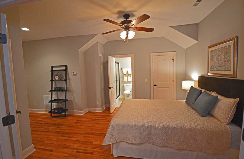 Klassisches Schlafzimmer im Loft-Style mit blauer Wandfarbe und braunem Holzboden in Charleston