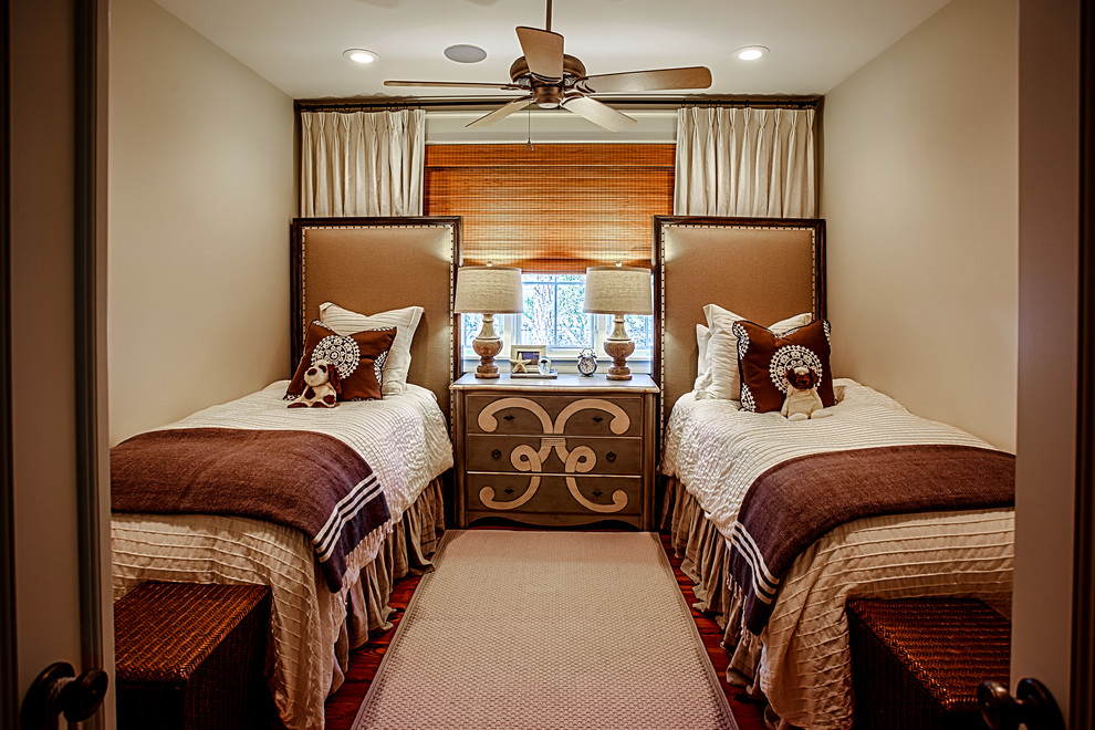 Foto de habitación de invitados marinera de tamaño medio con paredes marrones, suelo de madera oscura y suelo marrón