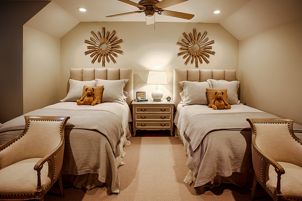 Imagen de habitación de invitados marinera de tamaño medio con paredes marrones, suelo de madera oscura y suelo marrón