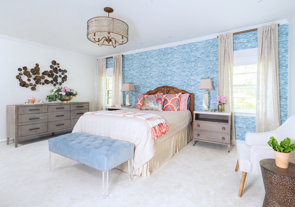 Пример оригинального дизайна: хозяйская спальня среднего размера в стиле неоклассика (современная классика) с ковровым покрытием, синими стенами и бежевым полом