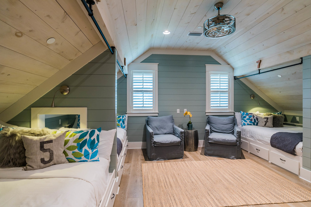 Foto de habitación de invitados marinera con paredes verdes, suelo de madera clara y suelo beige