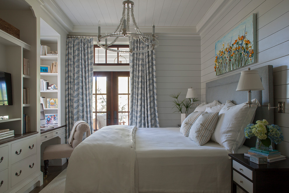 他の地域にあるビーチスタイルのおしゃれな寝室 (白い壁、無垢フローリング、茶色い床、グレーとブラウン)
