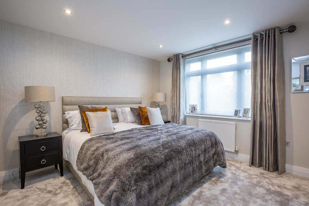 ハートフォードシャーにある中くらいなトランジショナルスタイルのおしゃれな主寝室 (グレーの壁、カーペット敷き、グレーの床)