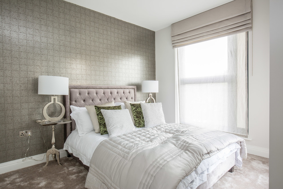 Cette image montre une chambre avec moquette traditionnelle de taille moyenne avec un mur gris et un sol gris.