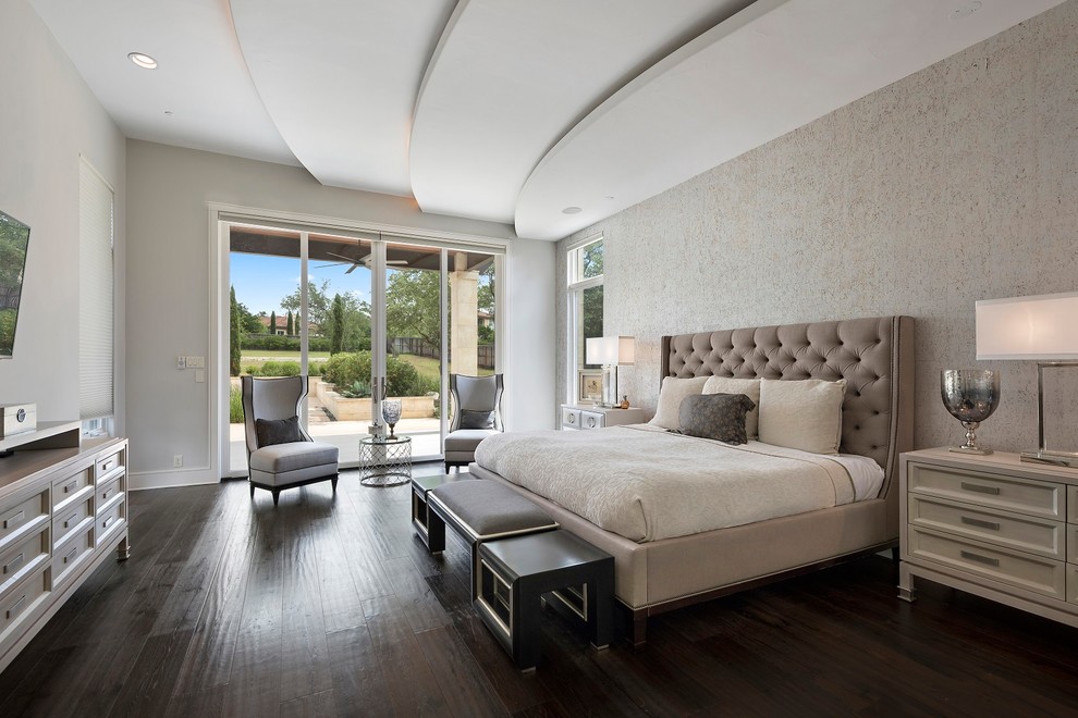 Идея дизайна: хозяйская спальня в современном стиле с бежевыми стенами, темным паркетным полом и коричневым полом