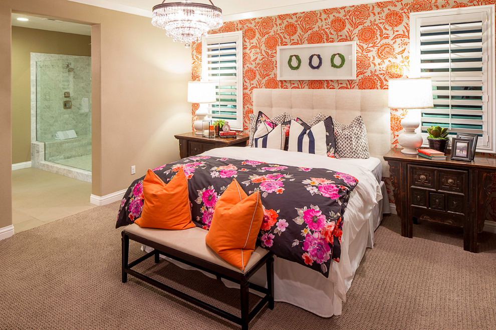 На фото: большая хозяйская спальня в стиле неоклассика (современная классика) с оранжевыми стенами, ковровым покрытием и серым полом без камина с