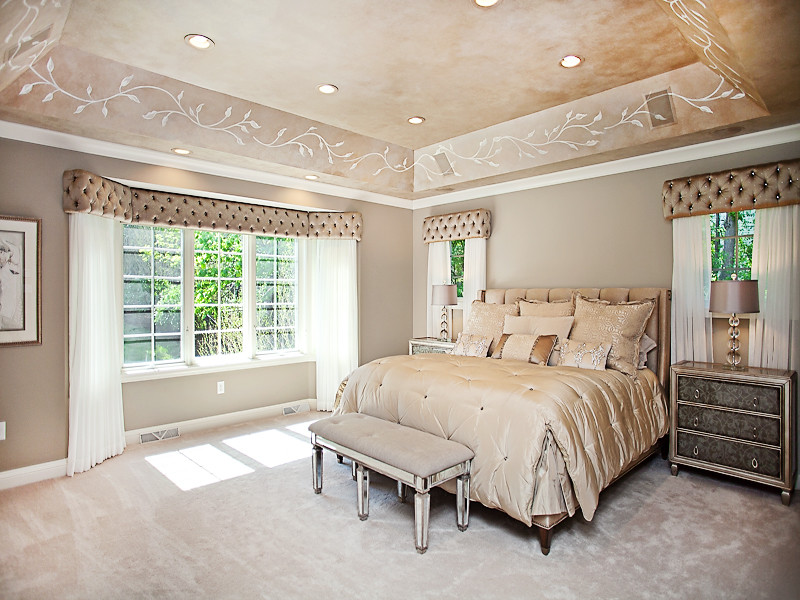 Свежая идея для дизайна: большая хозяйская спальня в классическом стиле с бежевыми стенами, ковровым покрытием и бежевым полом без камина - отличное фото интерьера