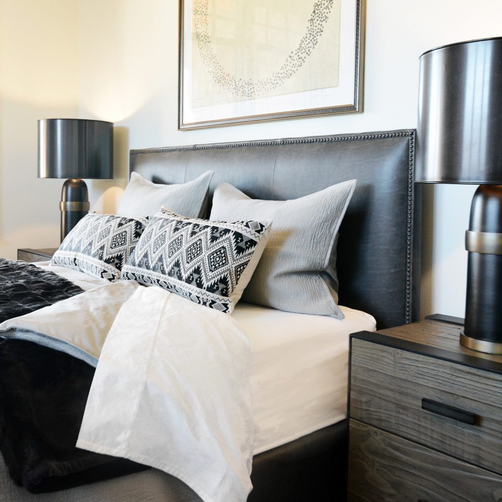 Свежая идея для дизайна: гостевая спальня среднего размера, (комната для гостей) в стиле рустика с белыми стенами, ковровым покрытием и серым полом - отличное фото интерьера