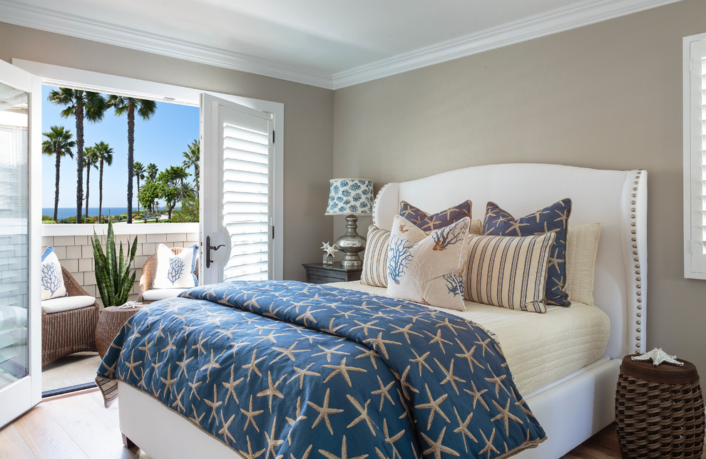Пример оригинального дизайна: большая гостевая спальня (комната для гостей) в морском стиле с серыми стенами и светлым паркетным полом