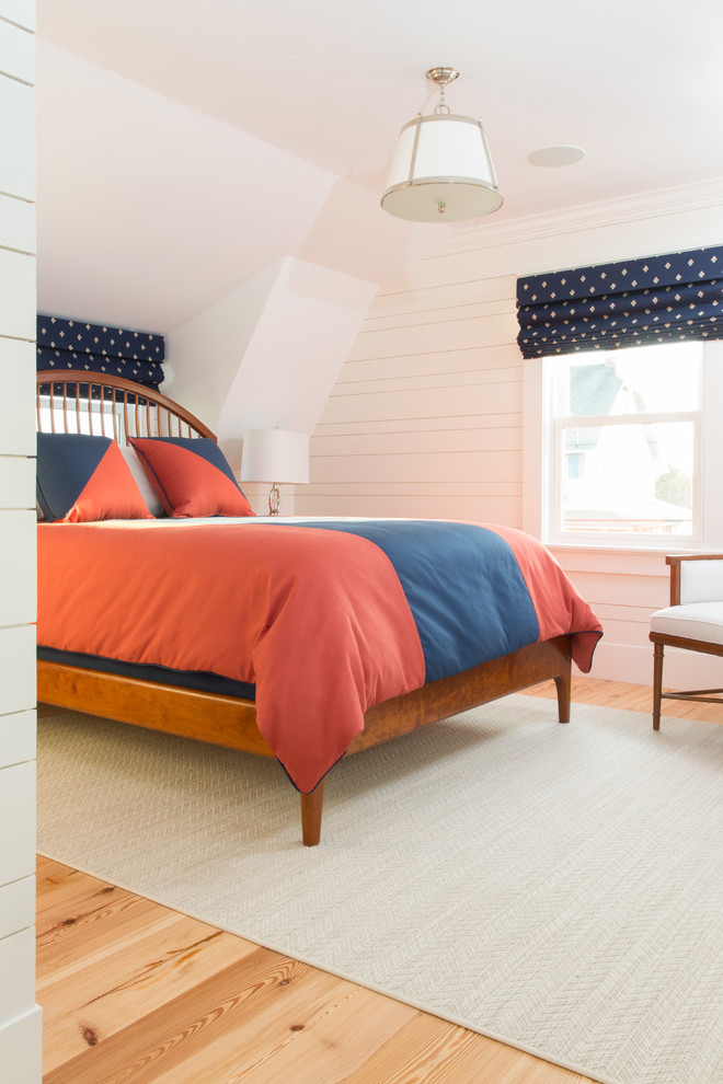 Ejemplo de habitación de invitados costera grande sin chimenea con paredes azules, suelo de madera clara y suelo beige