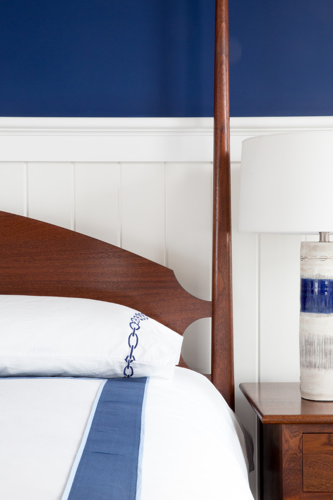 ボストンにある広いビーチスタイルのおしゃれな客用寝室 (青い壁) のインテリア