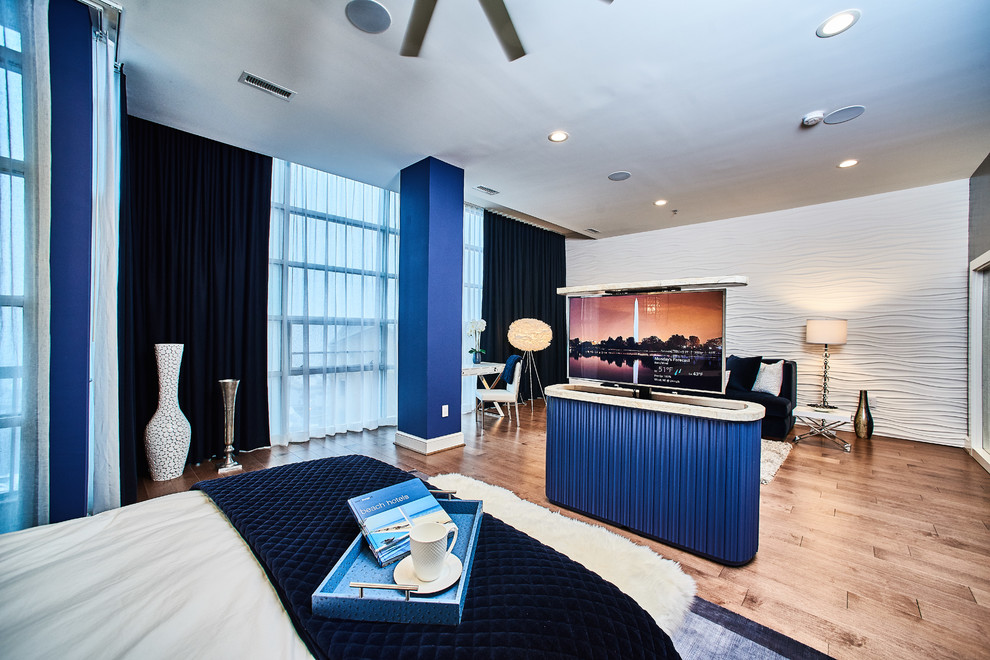 Идея дизайна: огромная хозяйская спальня в современном стиле с синими стенами, паркетным полом среднего тона и коричневым полом без камина