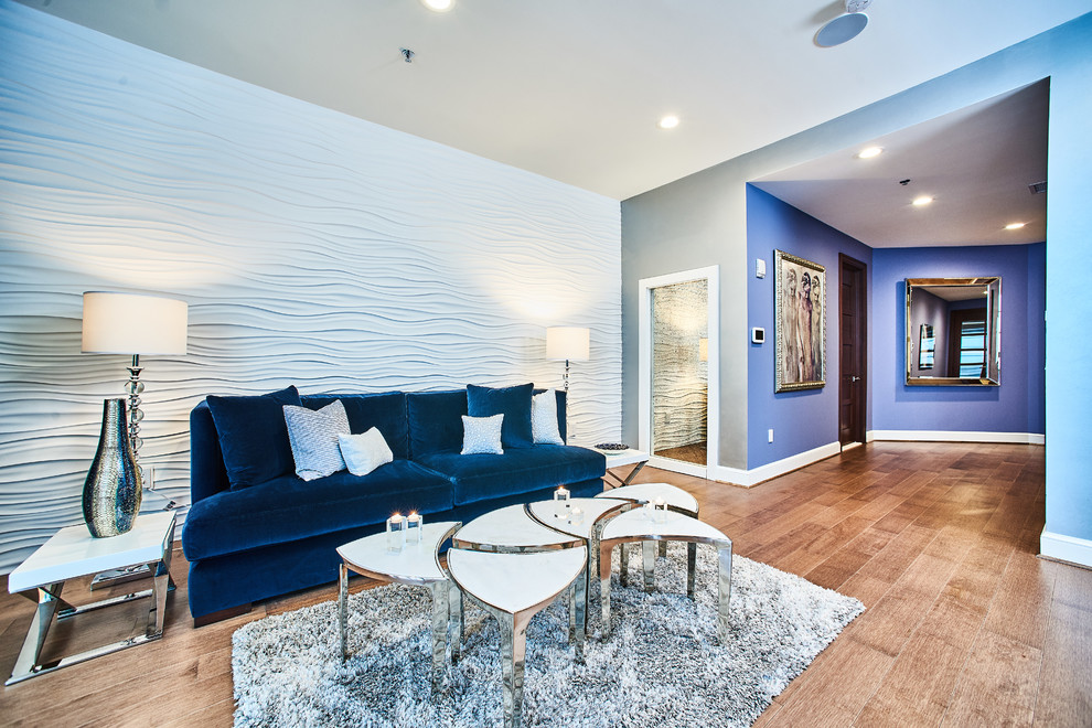 Immagine di un'ampia camera matrimoniale design con pareti blu, pavimento in legno massello medio, nessun camino e pavimento marrone