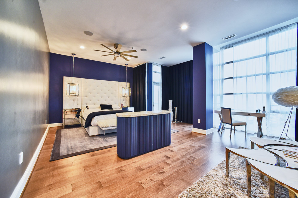 Пример оригинального дизайна: огромная хозяйская спальня в современном стиле с синими стенами, паркетным полом среднего тона и коричневым полом без камина