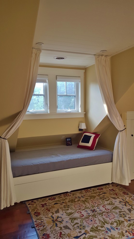 Diseño de habitación de invitados de estilo americano pequeña con paredes amarillas y suelo de madera en tonos medios