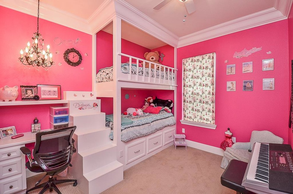 Mittelgroßes Klassisches Gästezimmer mit rosa Wandfarbe, braunem Holzboden und beigem Boden in Houston