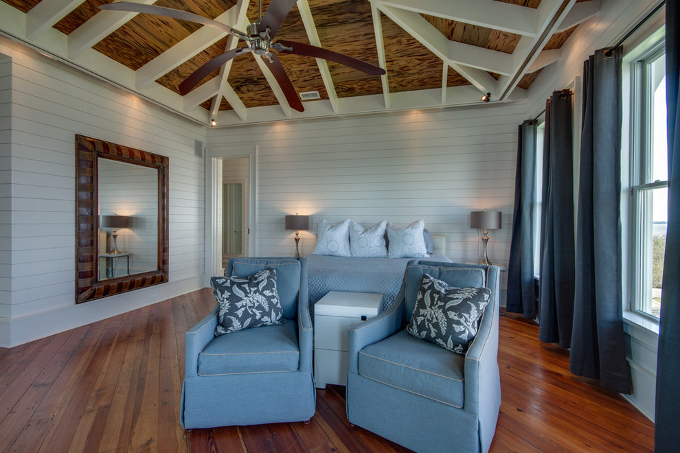 Diseño de dormitorio principal marinero con paredes azules y suelo de madera clara