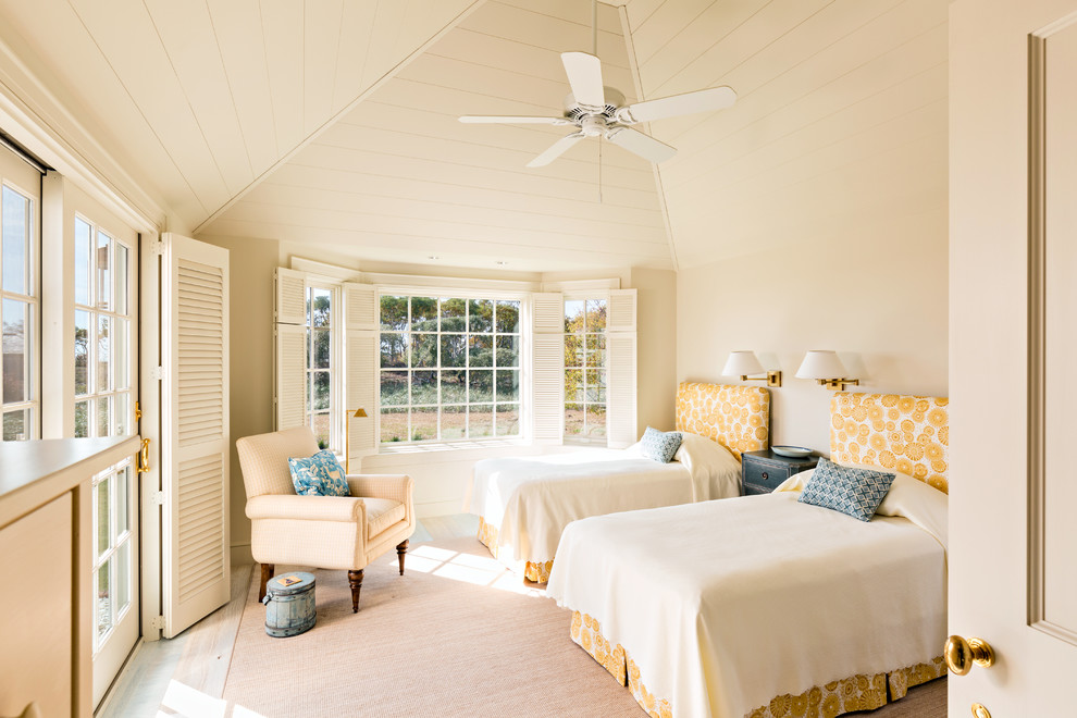 Пример оригинального дизайна: гостевая спальня (комната для гостей) в морском стиле с белыми стенами без камина