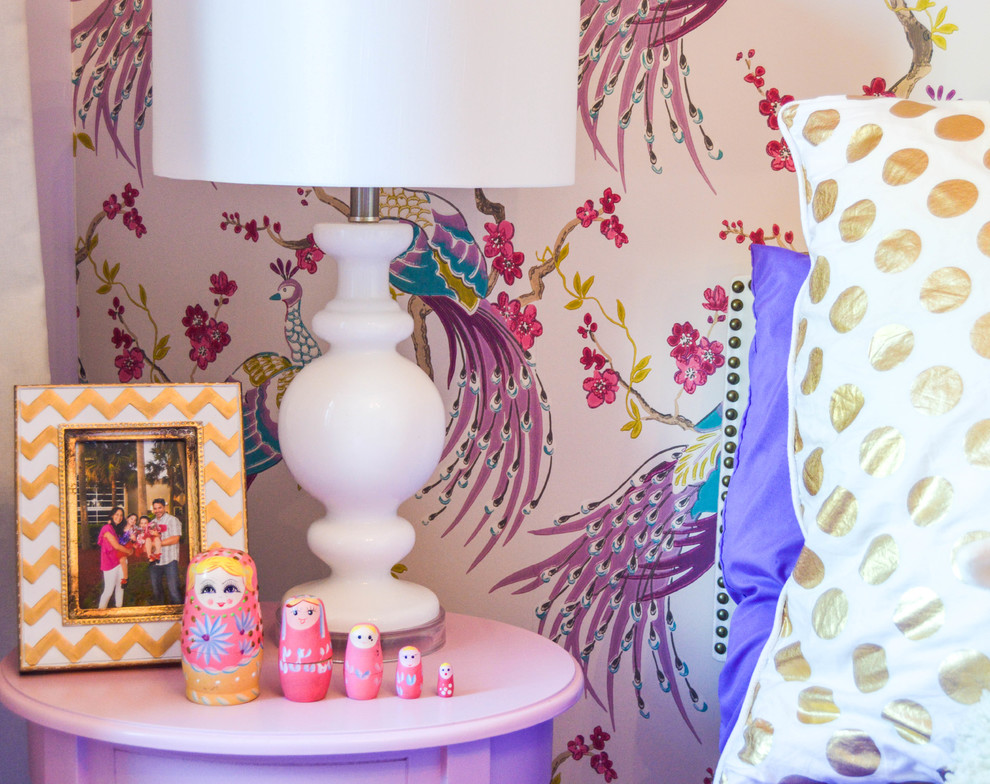Foto de habitación de invitados contemporánea de tamaño medio sin chimenea con paredes púrpuras y moqueta
