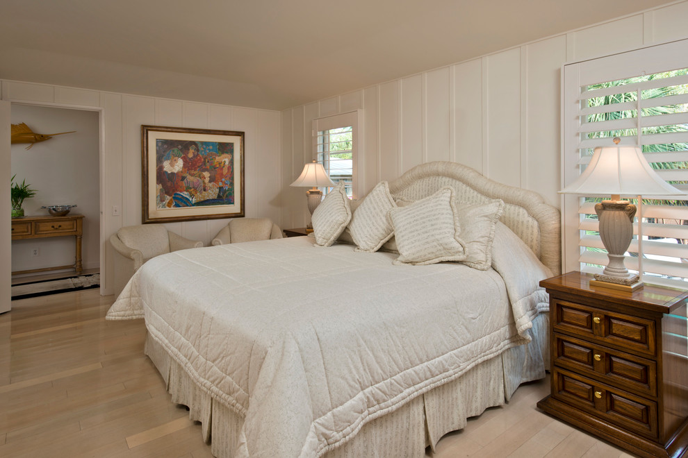 Mittelgroßes Maritimes Hauptschlafzimmer mit weißer Wandfarbe und hellem Holzboden in New York