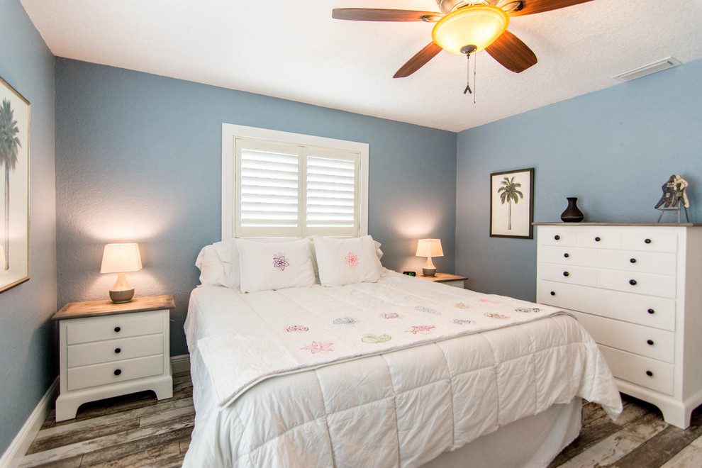 Идея дизайна: маленькая гостевая спальня (комната для гостей) в морском стиле с синими стенами, светлым паркетным полом и серым полом для на участке и в саду