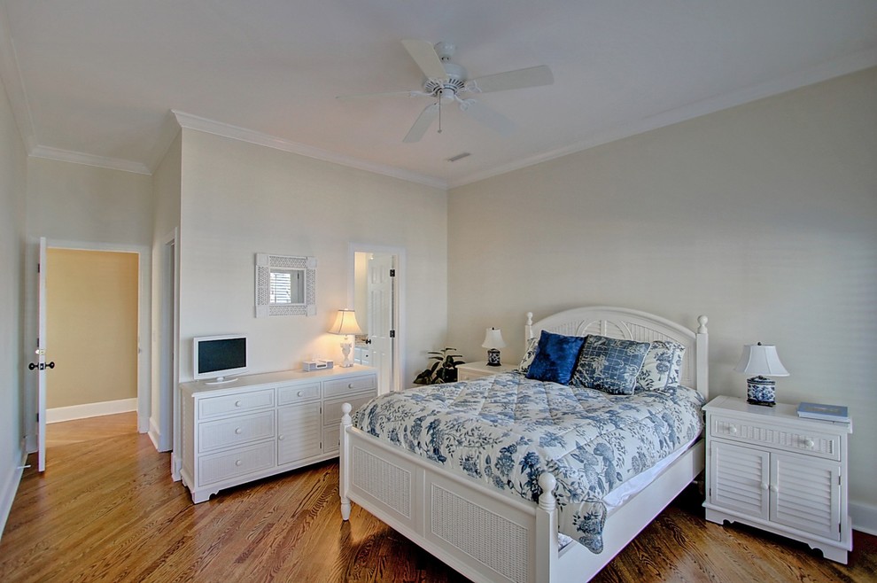 Стильный дизайн: гостевая спальня (комната для гостей), среднего размера в морском стиле с бежевыми стенами, светлым паркетным полом и коричневым полом без камина - последний тренд