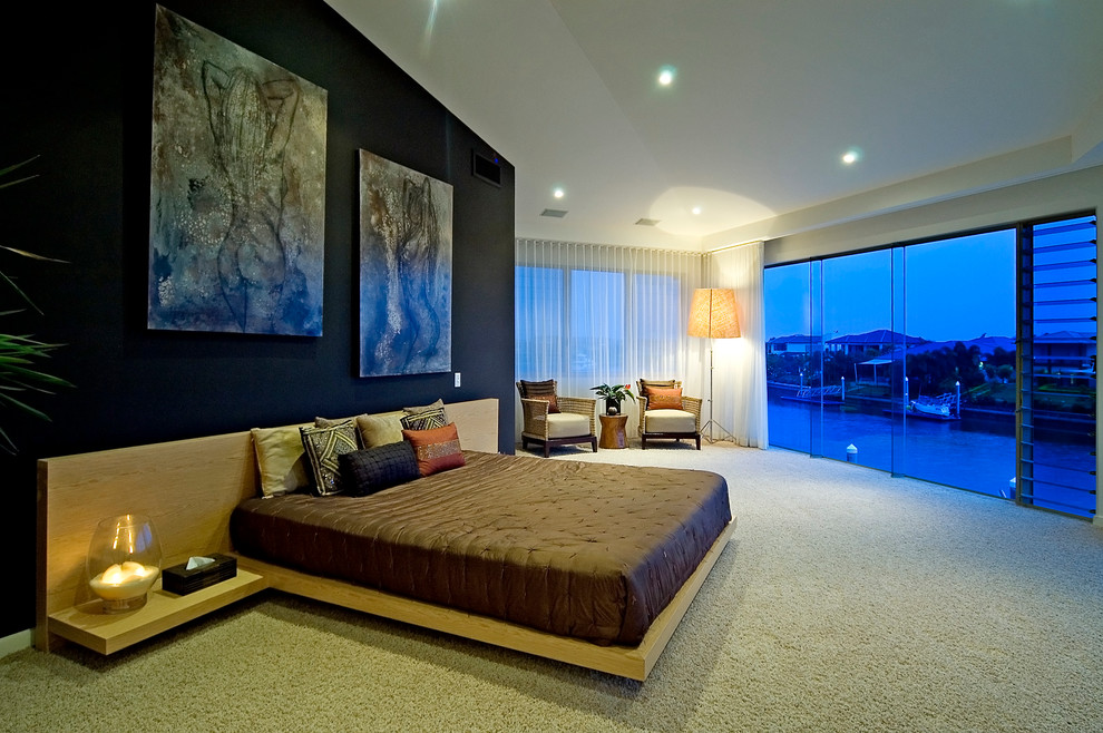 Foto de dormitorio principal asiático grande con moqueta