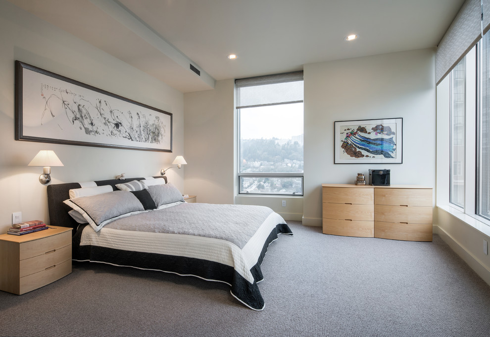 Immagine di una camera da letto minimal con pareti grigie, moquette e pavimento grigio