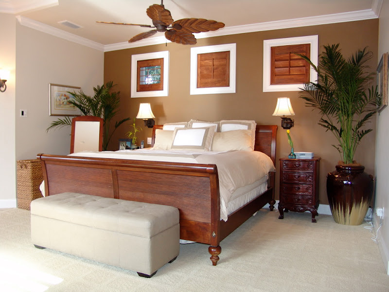 他の地域にある広いトロピカルスタイルのおしゃれな主寝室 (茶色い壁、カーペット敷き、ベージュの床) のインテリア