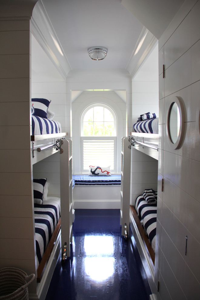 Foto de habitación de invitados marinera con paredes blancas y suelo de madera pintada