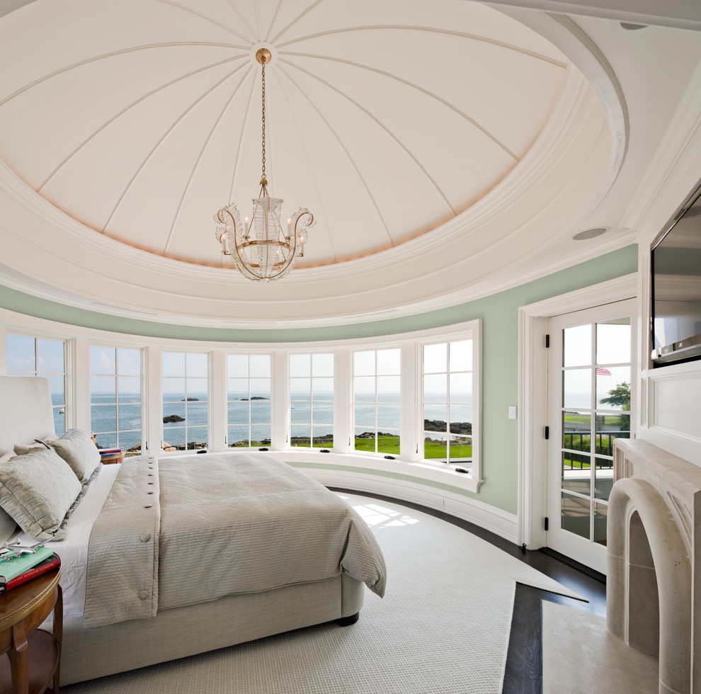 Пример оригинального дизайна: спальня в классическом стиле с зелеными стенами