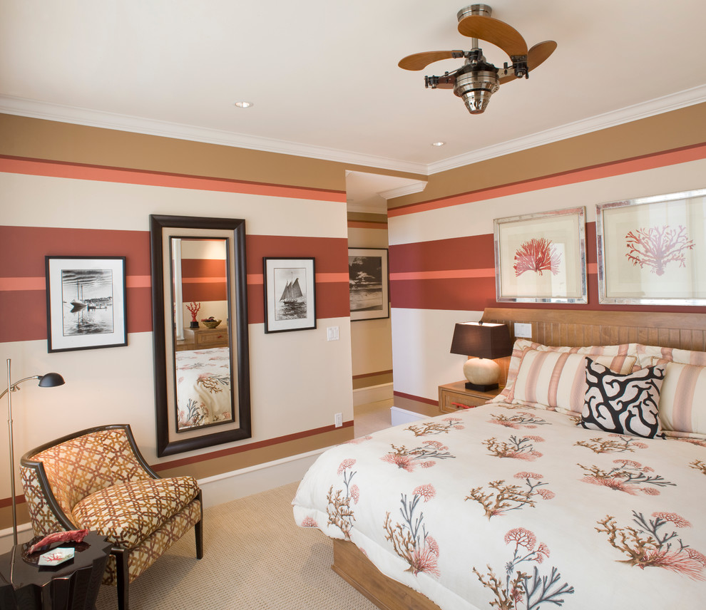 Exemple d'une chambre avec moquette bord de mer avec un mur multicolore.