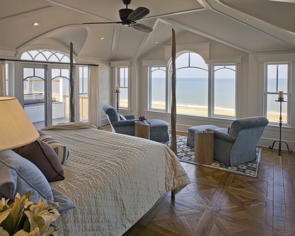 Идея дизайна: спальня в морском стиле с белыми стенами и паркетным полом среднего тона