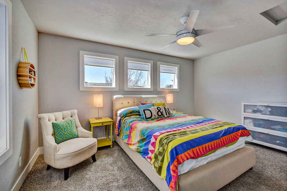 Imagen de dormitorio principal actual de tamaño medio sin chimenea con paredes grises y moqueta