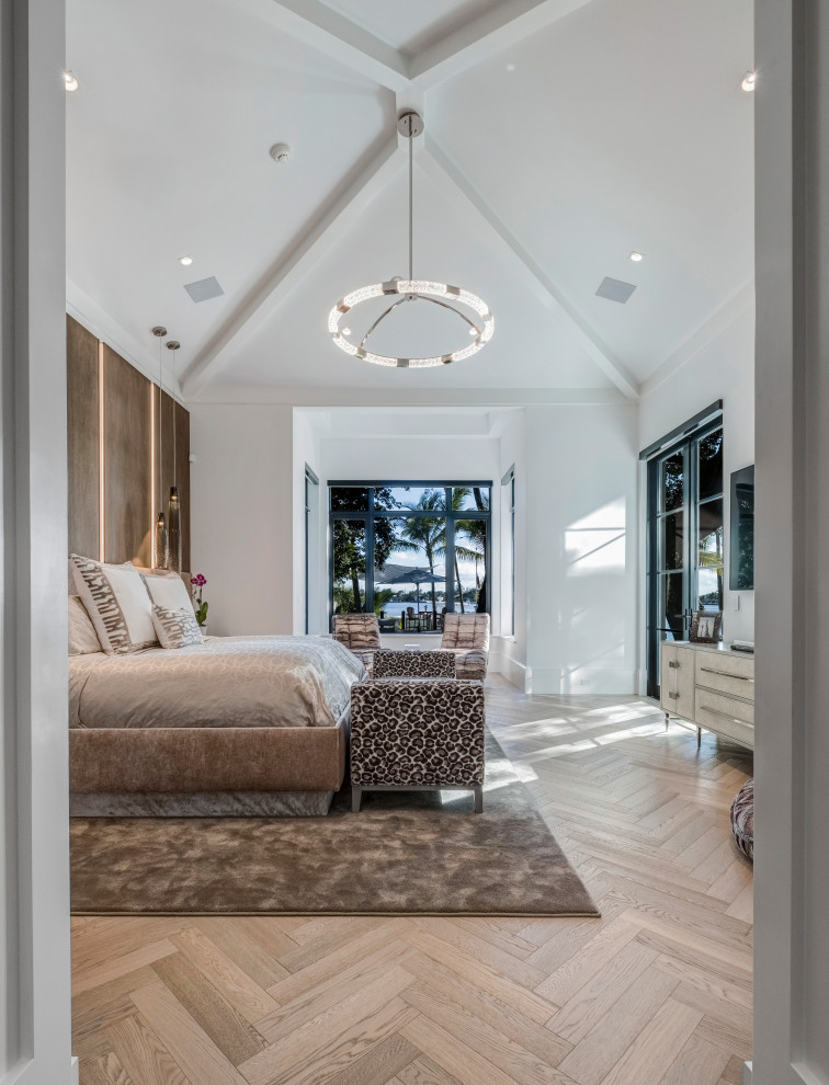 Diseño de dormitorio principal y abovedado clásico renovado grande con paredes beige, suelo de madera clara, suelo beige y panelado
