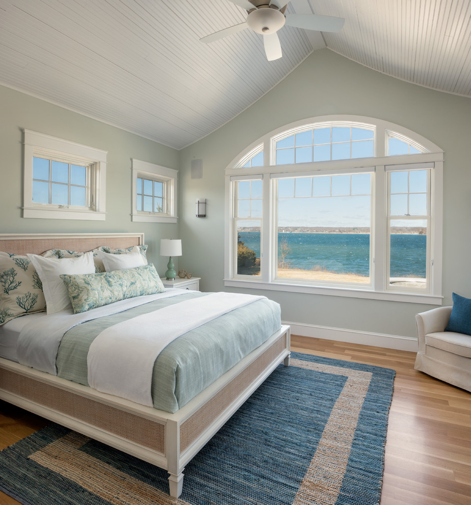 На фото: спальня в морском стиле с