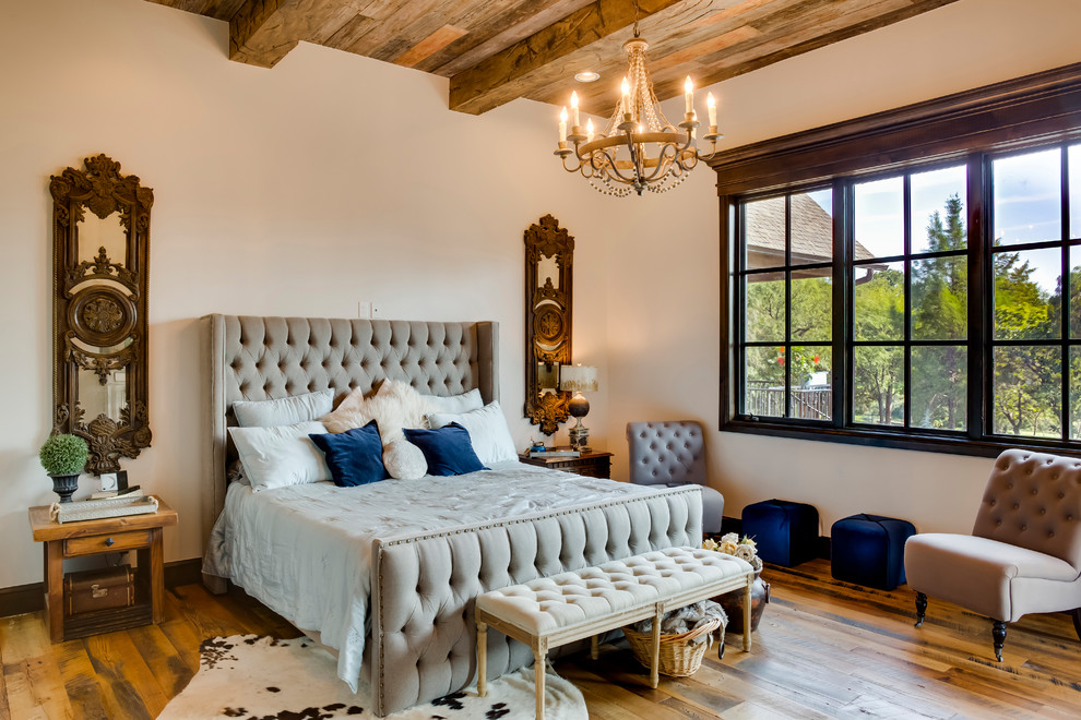 Foto de dormitorio principal mediterráneo con paredes blancas y suelo de madera en tonos medios