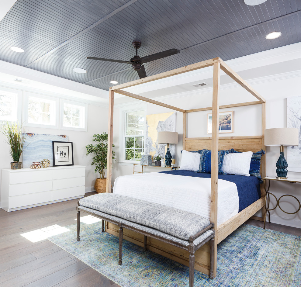 Diseño de dormitorio principal y gris marinero con paredes blancas y suelo de madera en tonos medios