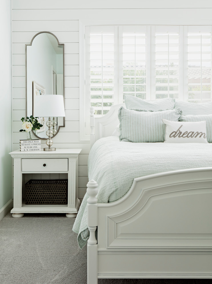 На фото: гостевая спальня среднего размера, (комната для гостей) в стиле неоклассика (современная классика) с белыми стенами, ковровым покрытием и серым полом с