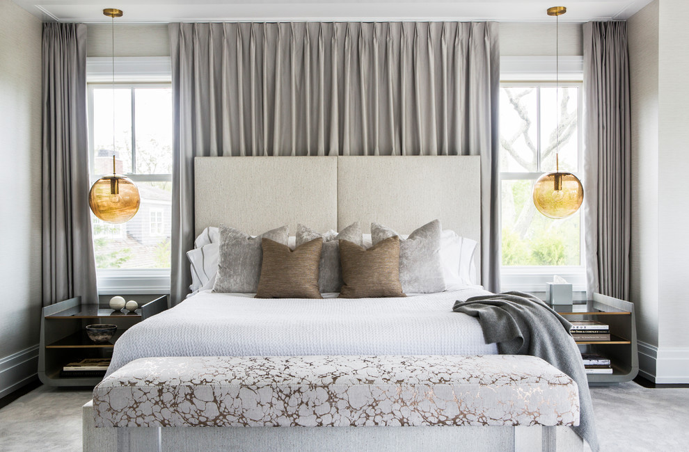 Идея дизайна: хозяйская спальня в стиле неоклассика (современная классика) с серыми стенами, ковровым покрытием и серым полом без камина