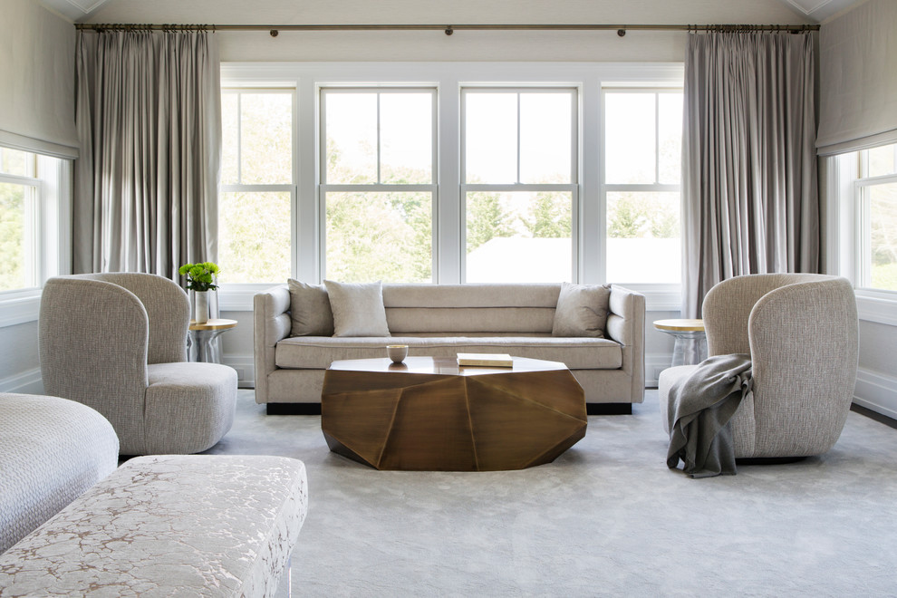 Идея дизайна: хозяйская спальня в стиле неоклассика (современная классика) с ковровым покрытием, серыми стенами и серым полом без камина