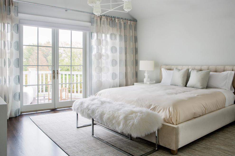 Idéer för vintage sovrum, med grå väggar och mörkt trägolv