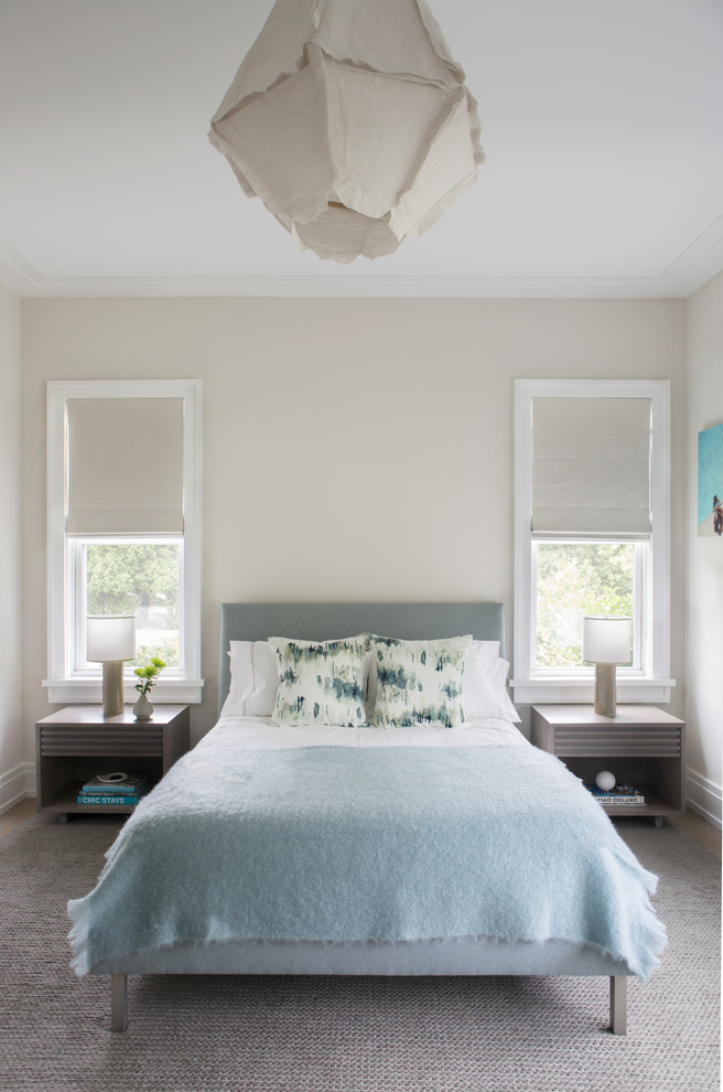 Источник вдохновения для домашнего уюта: спальня в стиле неоклассика (современная классика) с бежевыми стенами, ковровым покрытием и серым полом без камина