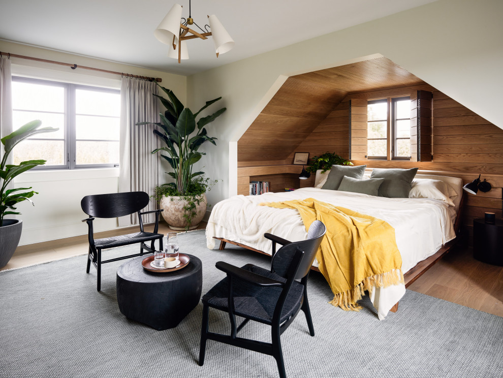 Esempio di una camera da letto contemporanea con pareti grigie, pavimento in legno massello medio e pavimento marrone
