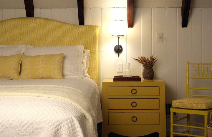 На фото: гостевая спальня среднего размера, (комната для гостей) в стиле фьюжн с белыми стенами