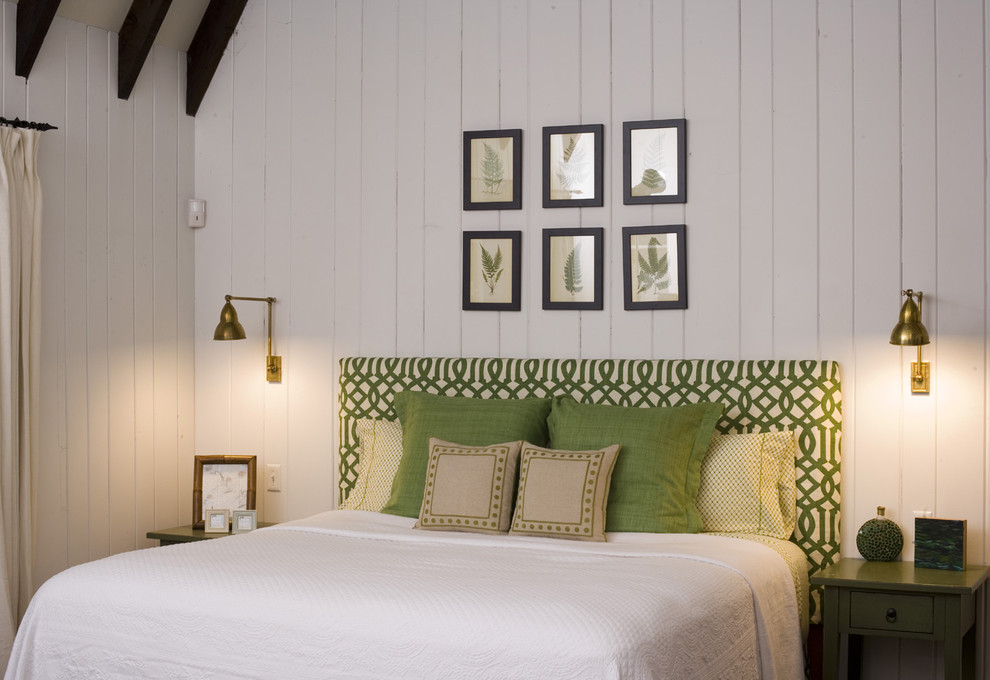Пример оригинального дизайна: хозяйская спальня среднего размера в стиле фьюжн с белыми стенами