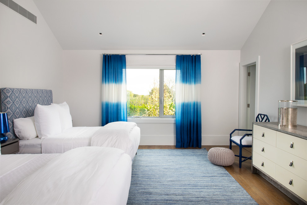 Свежая идея для дизайна: гостевая спальня (комната для гостей) в современном стиле с белыми стенами и синими шторами - отличное фото интерьера