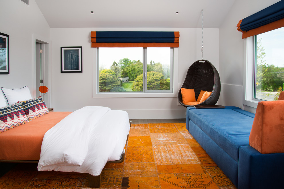 Идея дизайна: гостевая спальня среднего размера, (комната для гостей) в современном стиле с белыми стенами